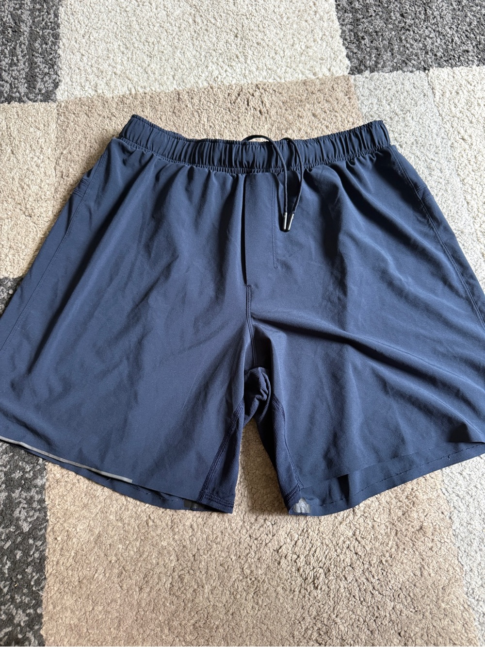Lululemon Men’s Surge Shorts Lineless 7”- size Large
